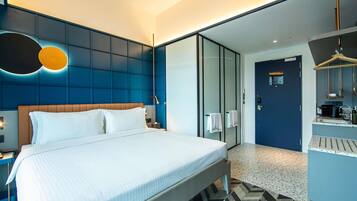 Deluxe kamer, 1 tweepersoonsbed, balkon | Een kluis op de kamer, individueel gemeubileerd, een laptopwerkplek