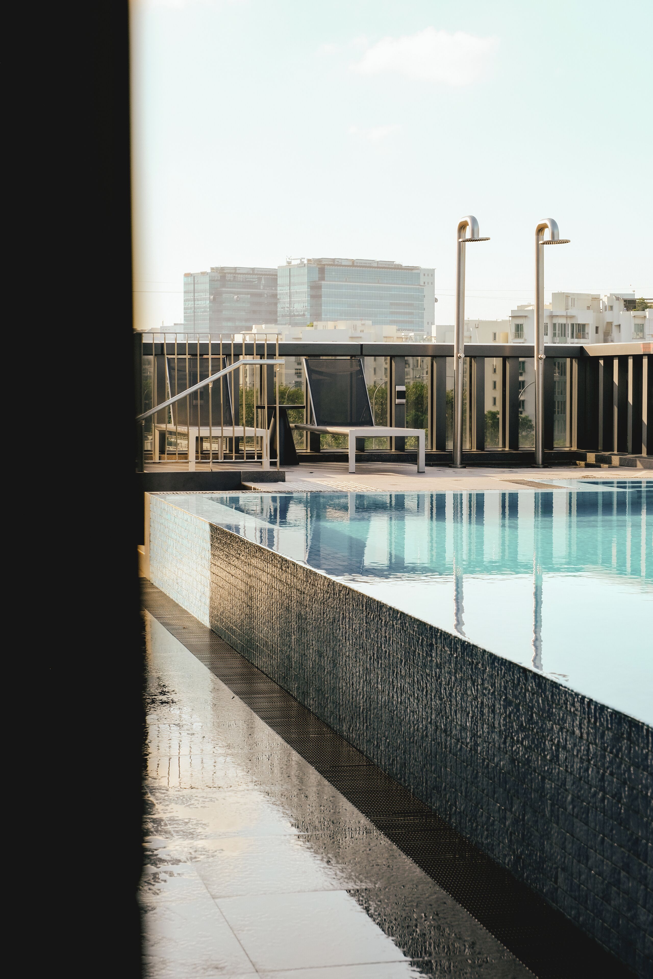 Utendørsbasseng og solsenger