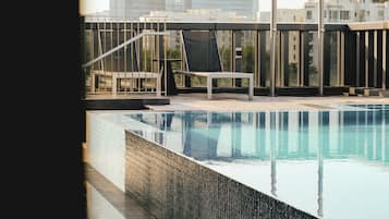 Een buitenzwembad, open van 07.00 uur tot 21.00 uur, en ligstoelen