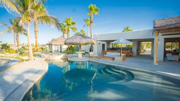 Een buitenzwembad en een verwarmd zwembad