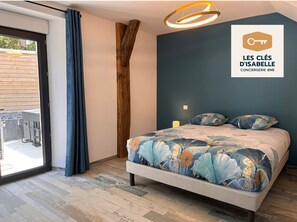 4 bedrooms, desk, WiFi, bed sheets
