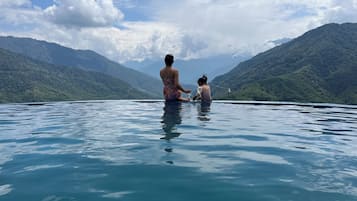 Hồ bơi ngoài trời