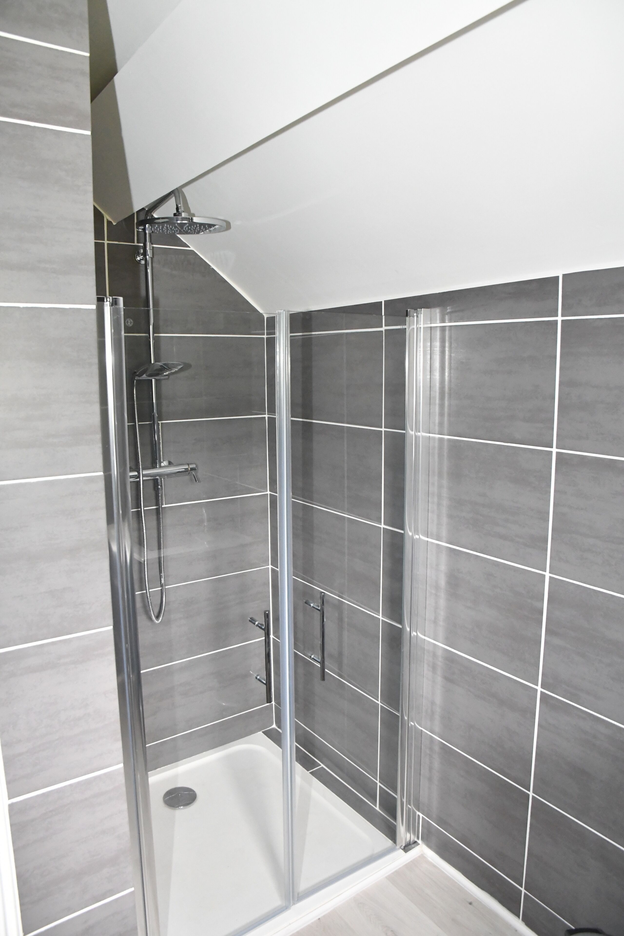 Een douche, een haardroger, toiletpapier