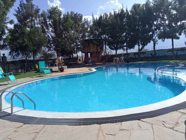 Una piscina al aire libre
