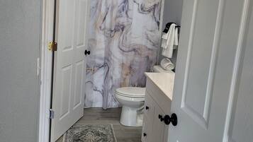 Ducha, secador de pelo, toallas y jabón