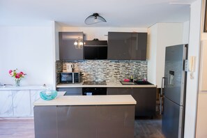 Kjøleskap, mikrobølgeovn, ovn og kokeplater