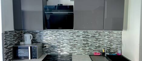 Kühlschrank, Mikrowelle, Ofen, Herdplatte