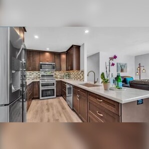 Private kitchen - Modern Spacious Home with Yard (Martinez)