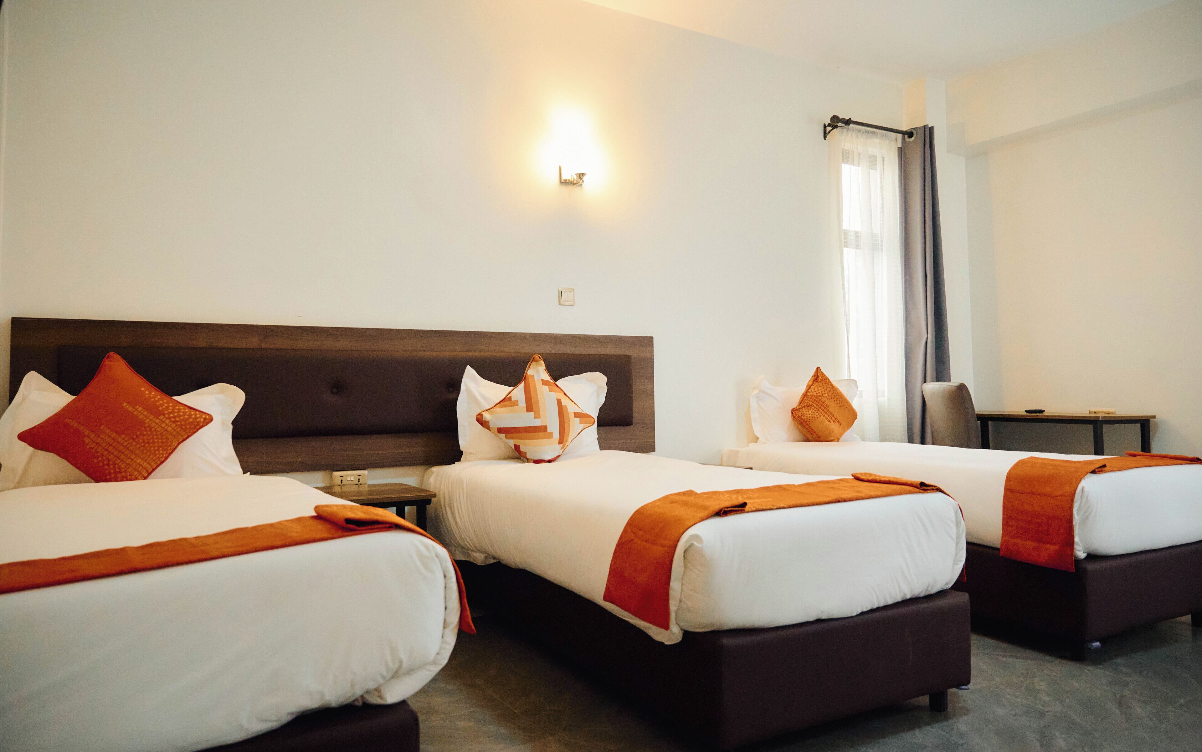 Family Room | Desk, laptop workspace, free WiFi
