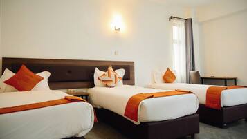 Family Room | Desk, laptop workspace, free WiFi