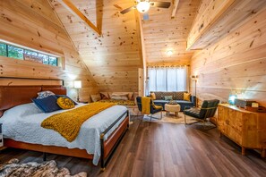 3 bedrooms, iron/ironing board, WiFi, bed sheets - Cozy cabin minutes from restaurants & entertainment and surrounded by nature. (Sevierville)