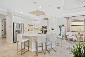 冷蔵庫、電子レンジ、オーブン、コンロ