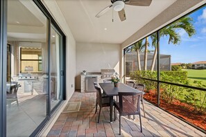 屋外ダイニングエリア