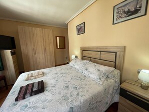 3 bedrooms, iron/ironing board, travel cot, free WiFi