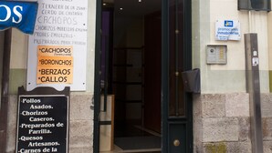 Entrada de un edificio con un cartel que dice 'EDIFICIO LA COVADURGA'.