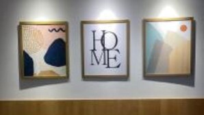 A hotel room with a bed, a wooden headboard, and three framed artworks on the wall. - Vista mar no Costa Azul (Costa Azul Salvador)