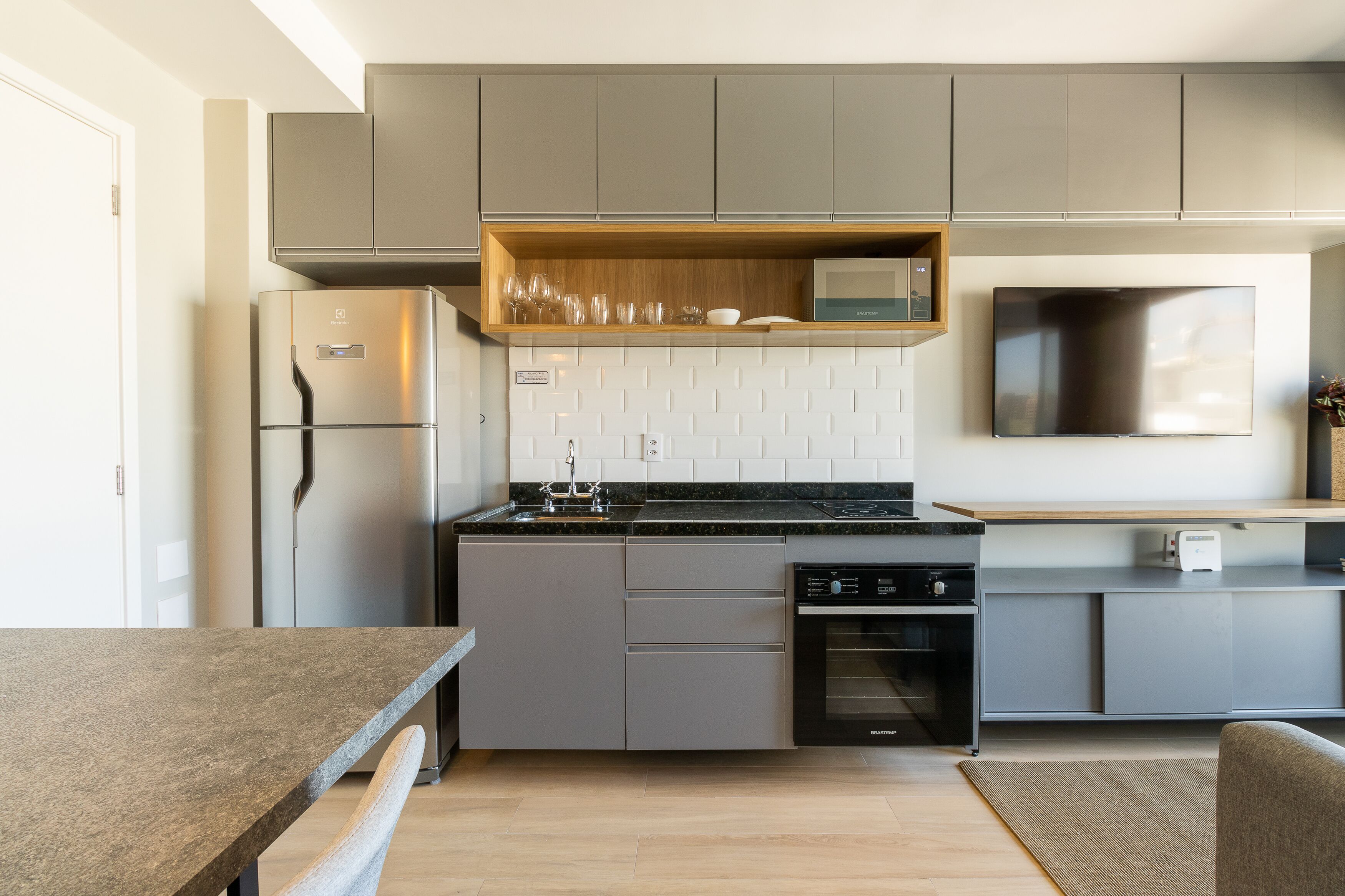 Apartamento Família 2105 | Cozinha privada | Cafeteira/chaleira, geladeira grande, micro-ondas, cooktop
