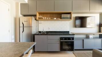 Apartamento Família 2105 | Cozinha privada | Cafeteira/chaleira, geladeira grande, micro-ondas, cooktop