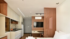 トラディショナル アパートメント | 高級寝具、デスク、ノートパソコン用作業スペース、WiFi (無料)