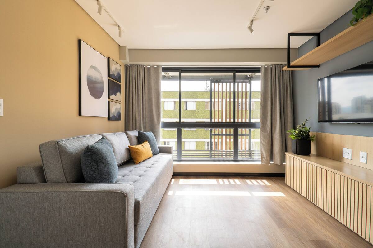 Basic Apartment | Premium bedding, desk, laptop workspace, WiFi (free)