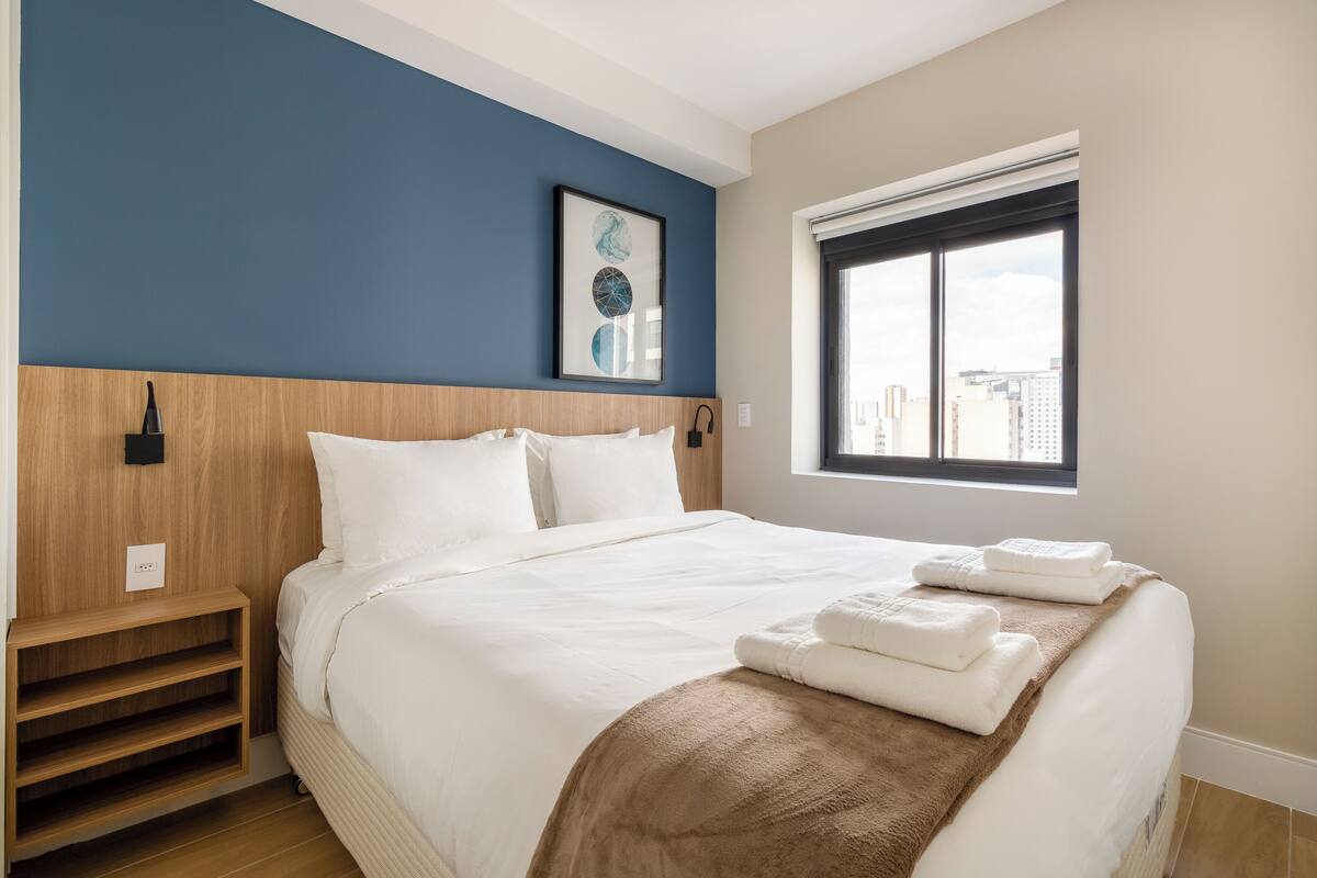 Classic Apartment | Premium bedding, desk, laptop workspace, WiFi (free)