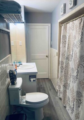 Bathroom - La casita adventures! Memphis Bungalow  (Memphis)