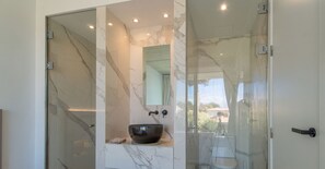 Een douche, handdoeken