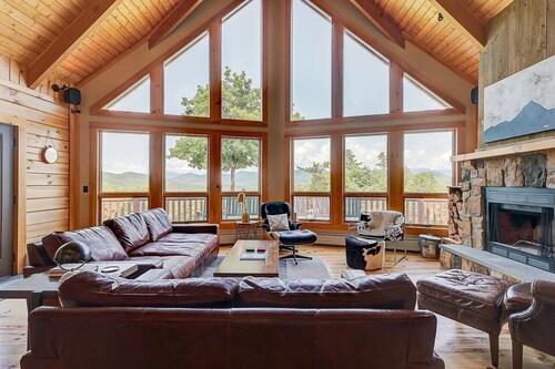Wild View Lodge, Picturesque mountain escape, Hot Tub, Spacious living room