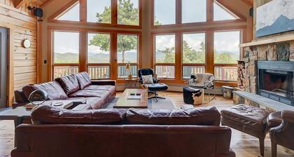 Wild View Lodge, Picturesque mountain escape, Hot Tub, Spacious living room
