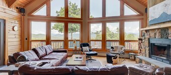 Wild View Lodge, Picturesque mountain escape, Hot Tub, Spacious living room