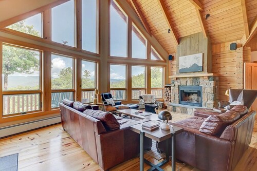Wild View Lodge, Picturesque mountain escape, Hot Tub, Spacious living room