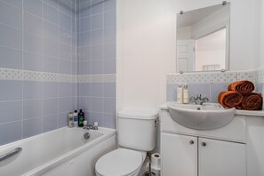 Douche, sèche-cheveux, serviettes fournies