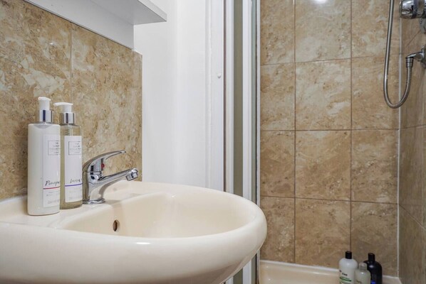 Douche, sèche-cheveux, serviettes fournies