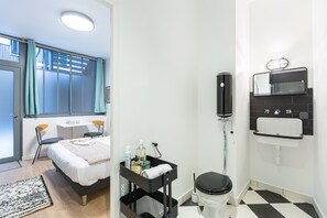 Iron/ironing board, free WiFi, bed sheets
