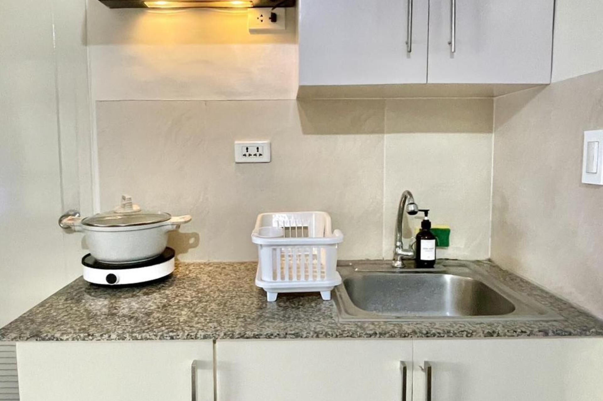 Frigorífico, microondas, placa de cocina y hervidor eléctrico