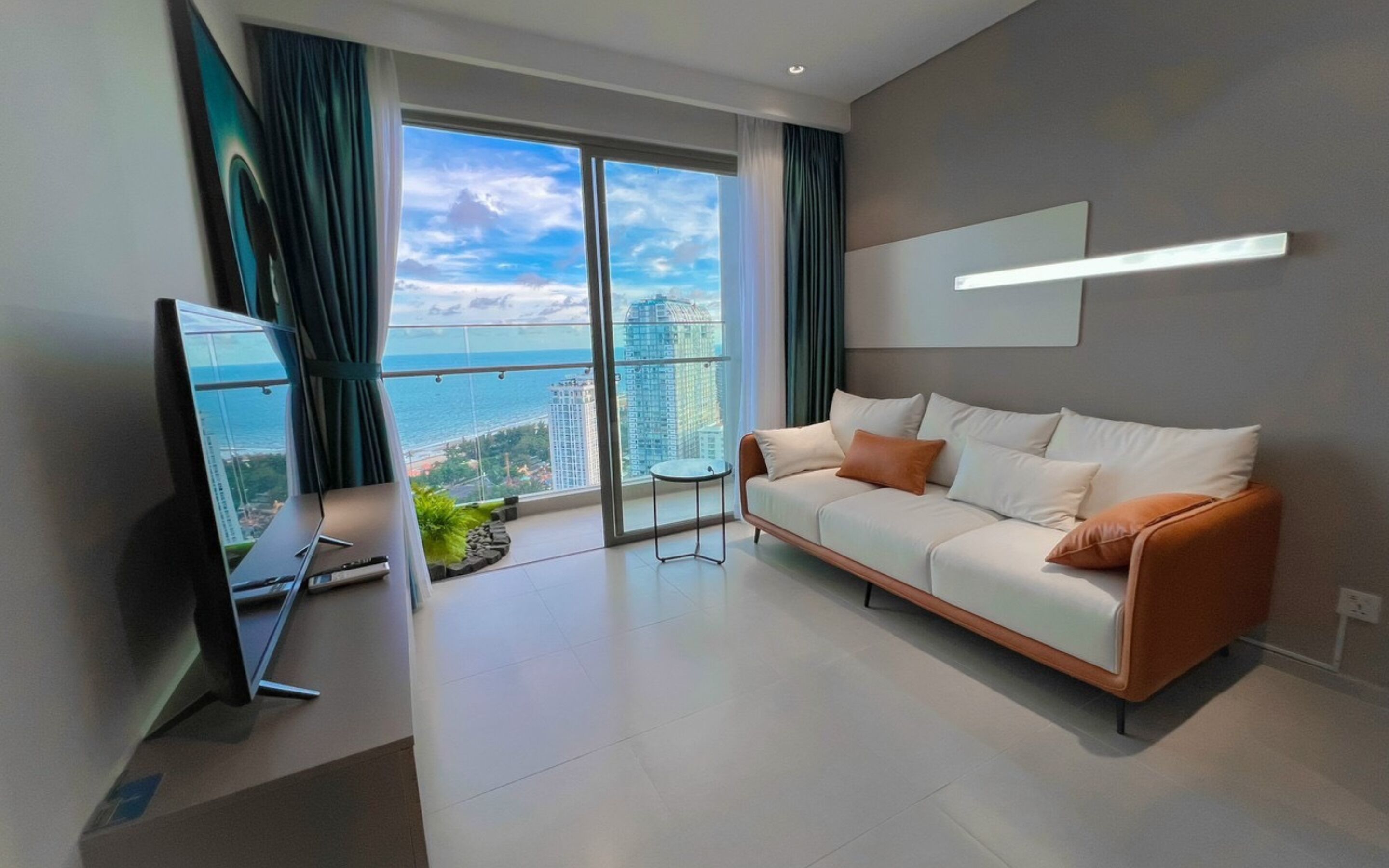 Căn hộ có tầm nhìn toàn cảnh, 3 phòng ngủ, ban công, quang cảnh biển | Hiên