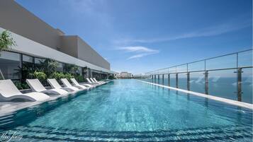 Außenpool, geöffnet von 06:00 Uhr bis 21:00 Uhr, Sonnenschirme