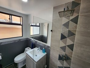 Secador de cabelo, toalhas de banho, sabonete, shampoo
