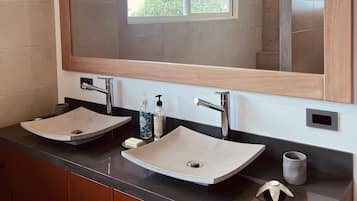 Secadora de cabello, toallas, jabón, shampoo