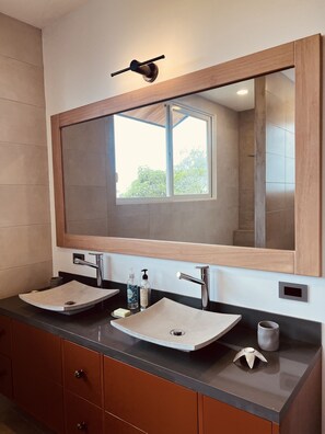 Sèche-cheveux, serviettes fournies, savon, shampoing