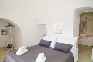 3 quartos, ferros/tábuas de passar roupa, berço de viagem