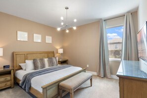 8 عدّة غرف نوم ومكواة/لوح كي وواي فاي وملاءات أسرّة