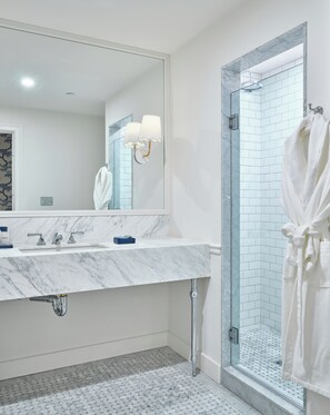 Designer toiletries, hair dryer, bathrobes, slippers - Gardiner House (Newport)