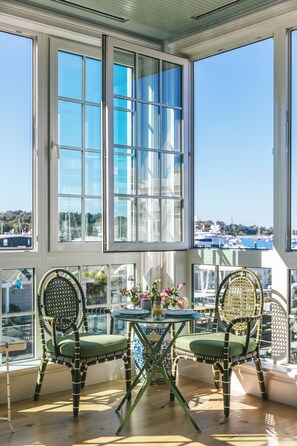 Daily cooked-to-order breakfast for a fee - Gardiner House (Newport)