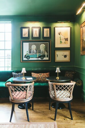 Lobby lounge - Gardiner House (Newport)