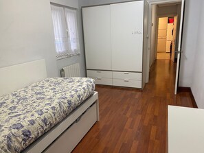 2 bedrooms, iron/ironing board, free WiFi, bed sheets - Acogedor Piso Junto a la ría de Bilbao (Altzaga)