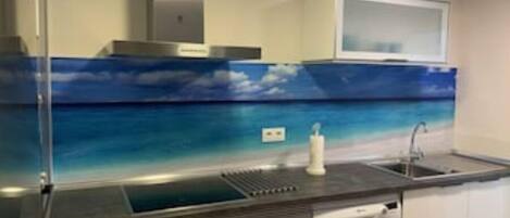 Kylskåp, mikrovågsugn, ugn och diskmaskin