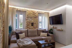 Deluxe-Apartment | Wohnbereich | 50-Zoll-Smart-TV mit Kabelempfang