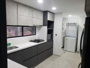 Refrigerador, microondas, horno y cafetera y tetera 