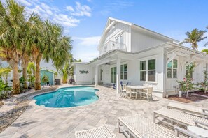 Alberca al aire libre y alberca climatizada